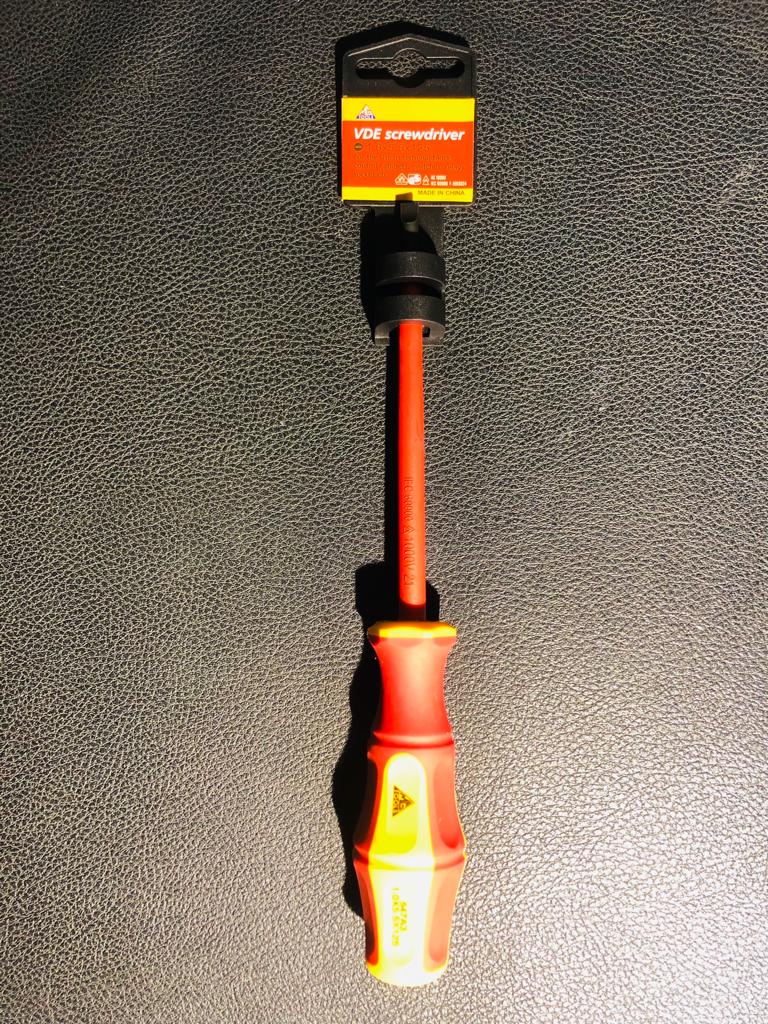 DESTORNILLADOR AISLADO PLANO DE 5" DE 1000V, MARCA MG TOOLS, MODELO 547A3